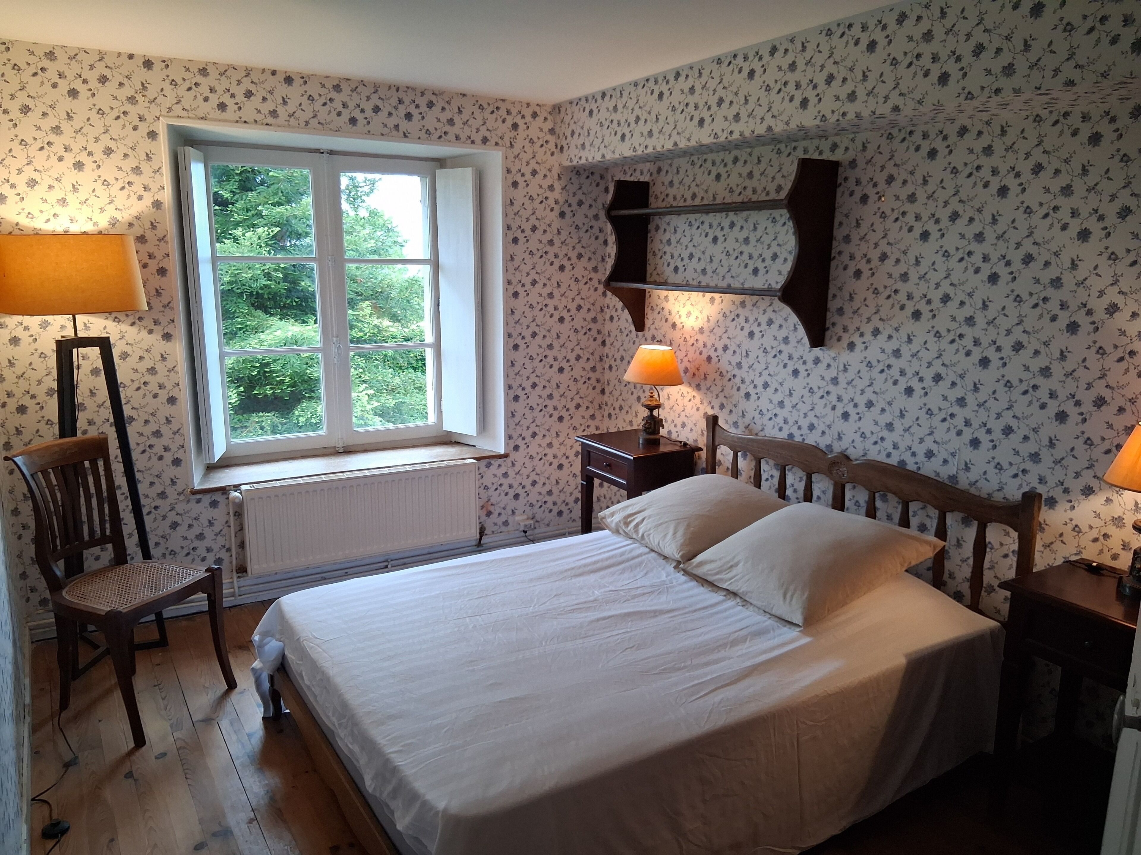 Iron/ironing board, travel cot, free WiFi, bed sheets