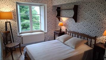 Iron/ironing board, travel cot, free WiFi, bed sheets