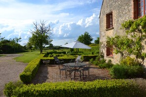 Outdoor dining - Vrbo Property (Macé)