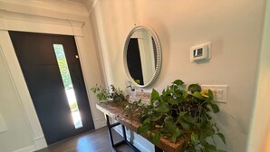 A hallway with a wooden bench, a mirror, and a potted plant. - Game Room Luxury Home @ Battery Chef Kitchen Deck (Marietta)