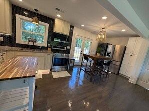 Private kitchen - Near Battery Games Firepit Kitchen Laundry Patio (Smyrna)