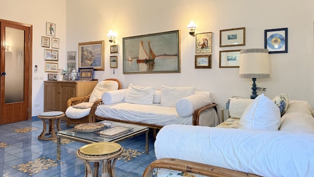 A room with a bed, two chairs, a coffee table, and a lamp. There are framed pictures on the wall. - S306 - Sirolo, two-bedroom apartment with parking space (Sirolo)