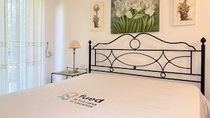 A hotel room with a bed, a nightstand, a lamp, and wall art. - S306 - Sirolo, two-bedroom apartment with parking space (Sirolo)