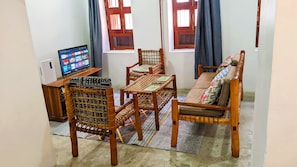 Living area - The Hub Train House Hakuna Matata (Zanzibar)