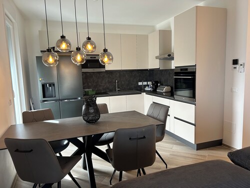 New 3-room apartment Lake view, pool, Lake Garda Peschiera ideal for families, couples,