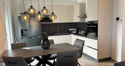 New 3-room apartment Lake view, pool, Lake Garda Peschiera ideal for families, couples,
