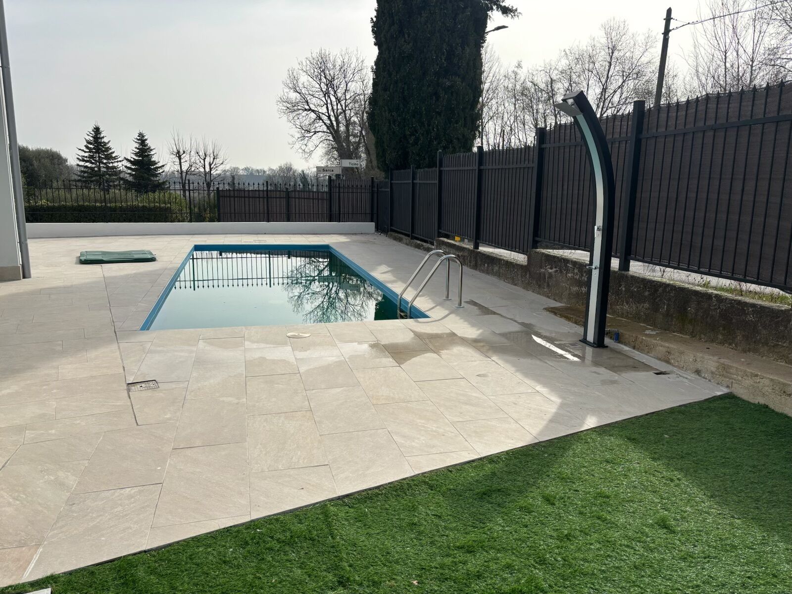 Piscina all'aperto, una piscina riscaldata