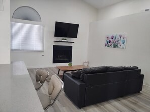 Living area - Serene 3-bedroom house with AC in vibrant Las Vegas (Las Vegas)