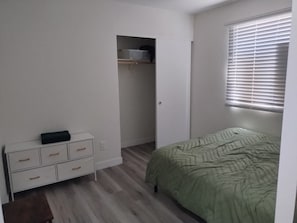 Room - Serene 3-bedroom house with AC in vibrant Las Vegas (Las Vegas)