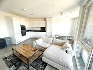 TV - Broadway Market & London Fields | Modern 2BR (Greater London)