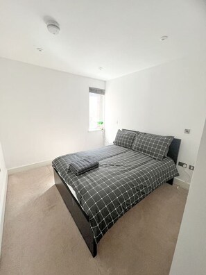 Desk, WiFi - Broadway Market & London Fields | Modern 2BR (Greater London)