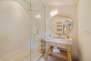 Shower, hair dryer, towels, toilet paper - Rent house in the middle of the vineyards in Provence Verte (Méounes-lès-Montrieux)