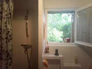 Shower, hair dryer, towels, soap - Vrbo Property (Molieres cavaillac)