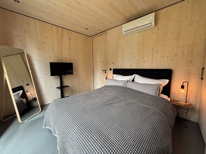 Tabla de planchar con plancha, wifi y ropa de cama