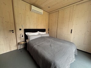 Tabla de planchar con plancha, wifi y ropa de cama