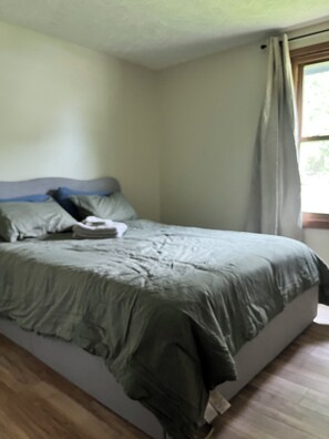 3 bedrooms, free WiFi, bed sheets, wheelchair access