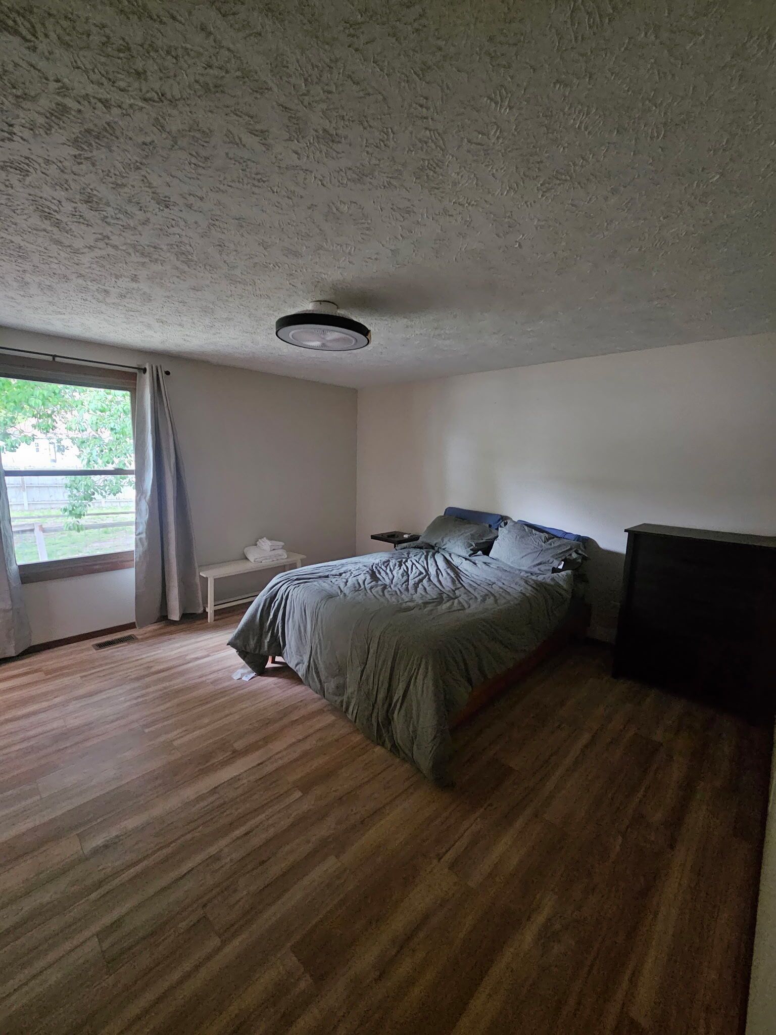 3 bedrooms, free WiFi, bed sheets, wheelchair access