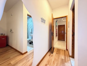 Habitación triple familiar, vista al jardín | Baño | Regadera, toallas, jabón, shampoo 
