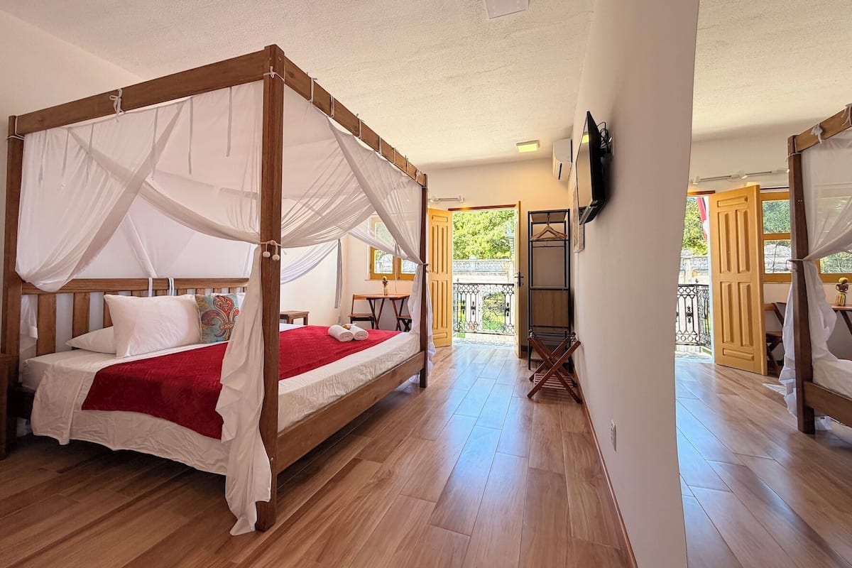 Suite Deluxe | Minibar, espacio para trabajar con laptop y wifi gratis 