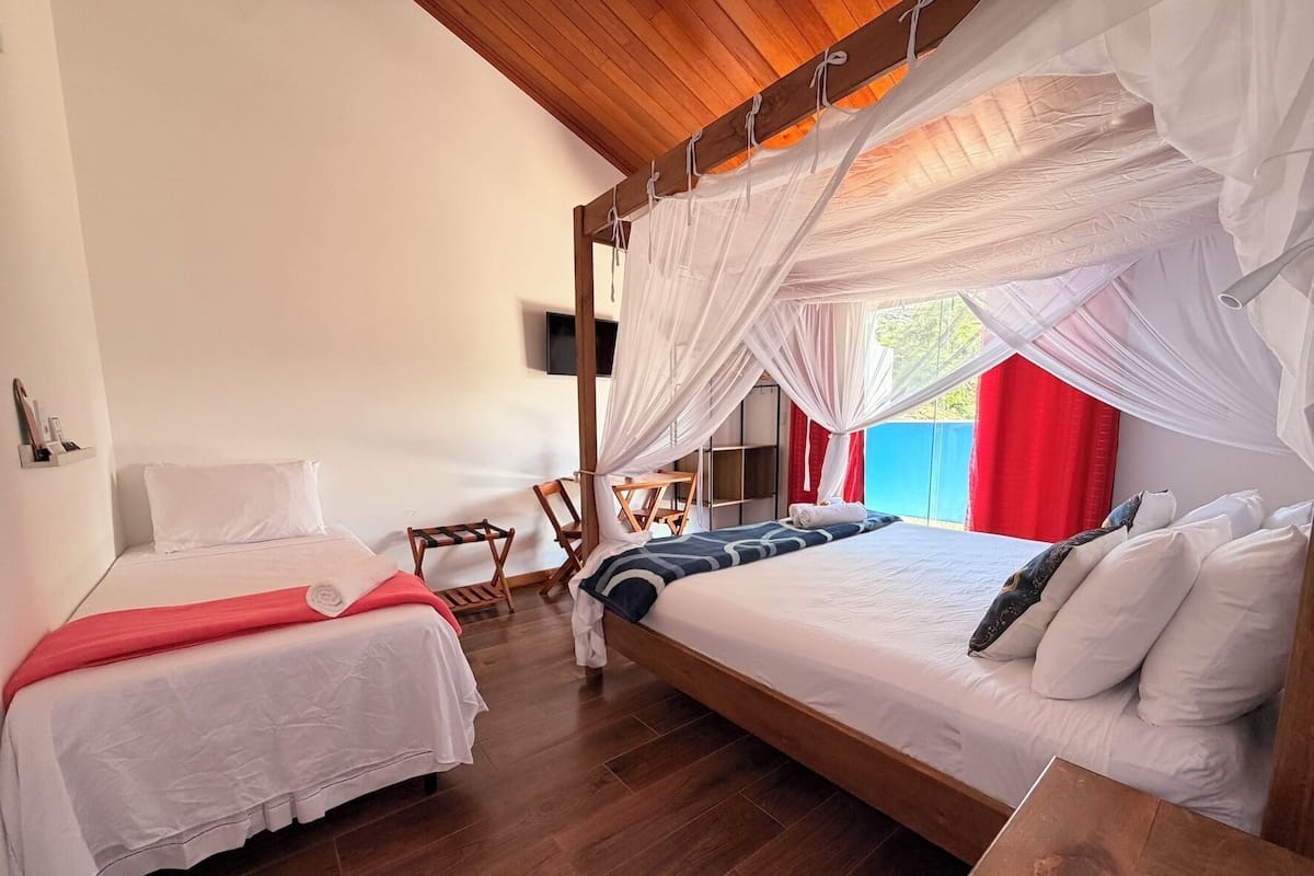 Loft familiar, vista al jardín | Minibar, espacio para trabajar con laptop y wifi gratis 