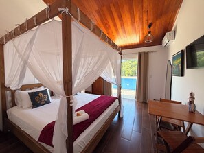Una habitación con una cama con dosel, techo de madera, una mesa y una silla.