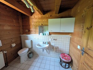 Sèche-cheveux, serviettes fournies, papier toilette