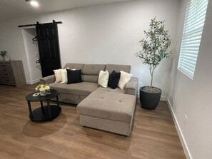 Living area - Cozy 1-bedroom studio in perfect Tampa with AC (Tampa)