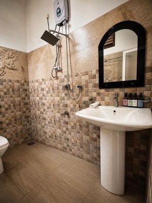 Chambre Standard, vue sur la piscine | Salle de bain | Douche, serviettes fournies, savon, papier de toilette
