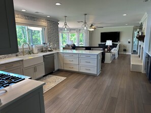 Fridge, microwave, oven, stovetop - Spacious 4-bedroom house in gorgeous White Stone, Virginia (White Stone)
