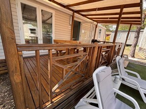 Outdoor dining - 6-person bungalow in the heart of the Gorges du Verdon (Montagnac-Montpezat)