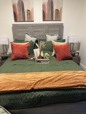 Tabla de planchar con plancha, wifi y ropa de cama 