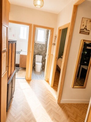 Een bureau, gratis wifi, beddengoed