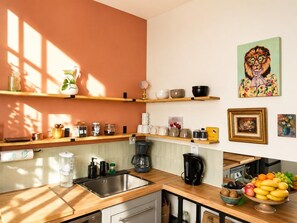 Kühlschrank, Ofen, Geschirrspüler, Wasserkocher mit Kaffee-/Teezubehör