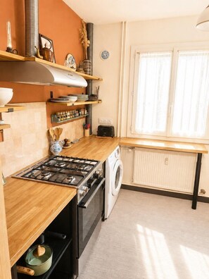 Kühlschrank, Ofen, Geschirrspüler, Wasserkocher mit Kaffee-/Teezubehör