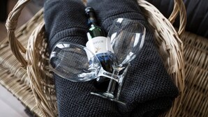 A wicker basket containing a bottle of wine and two wine glasses. - The Abiente Rooms (Bruges)