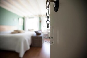 Comfort dubbelrum - utsikt mot innergården | Mörkläggningsgardiner, strykjärn/strykbräda och gratis wi-fi