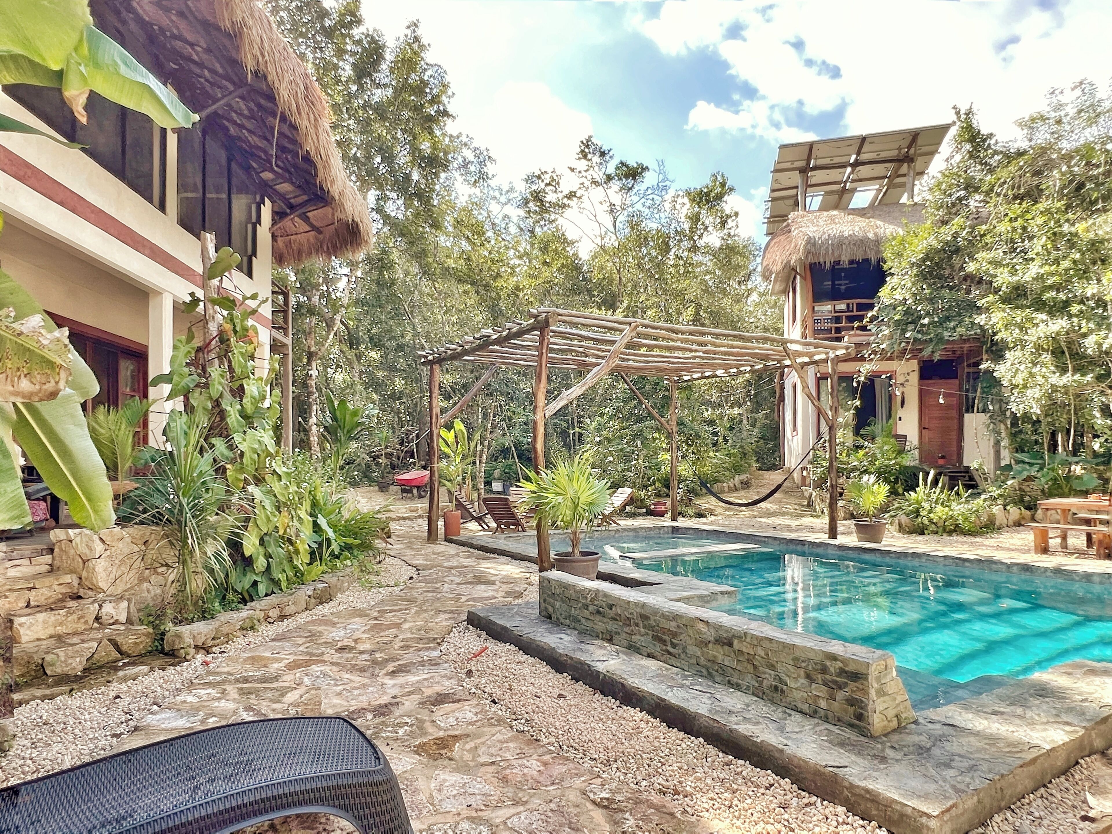 Una piscina al aire libre