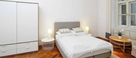 Iron/ironing board, WiFi, bed sheets