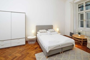 Tabla de planchar con plancha, wifi y ropa de cama 