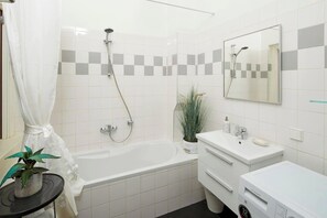 Secadora de cabello, toallas, jabón, papel de baño 