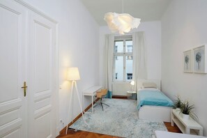 Tabla de planchar con plancha, wifi y ropa de cama 
