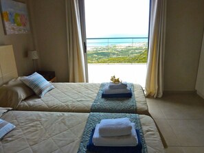 3 bedrooms, iron/ironing board, travel cot, free WiFi - Private Villa with Large Infinity Pool & Stunning Ionian Views (Skala)