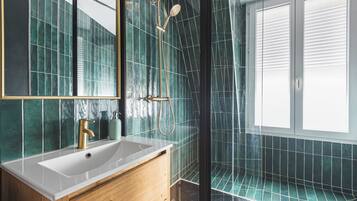 Dusche, Haartrockner, Handtücher, Toilettenpapier