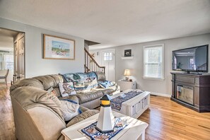 Living area - Sat to Sat 3-bedroom house in fantastic Falmouth walking to Beaches (Falmouth)
