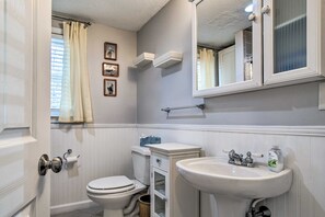 Regadera, secadora de cabello, toallas, papel de baño 