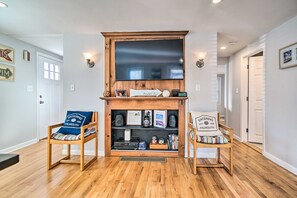 Interior - Sat to Sat 3-bedroom house in fantastic Falmouth walking to Beaches (Falmouth)
