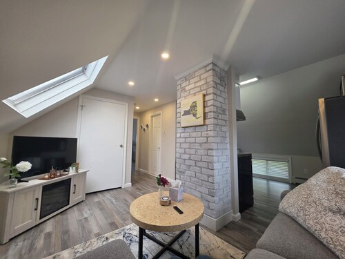 Bright & Updated 1 BR in the heart of Levittown