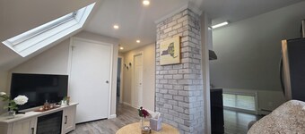 Bright & Updated 1 BR in the heart of Levittown