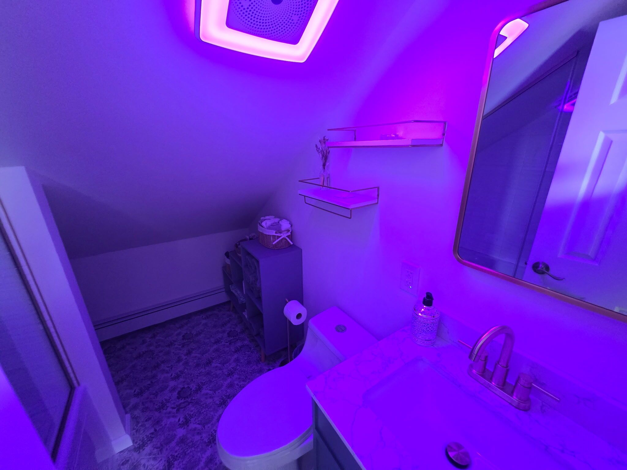 Tina de hidromasaje, toallas, papel de baño 