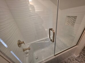 Een bubbelbad, handdoeken, toiletpapier